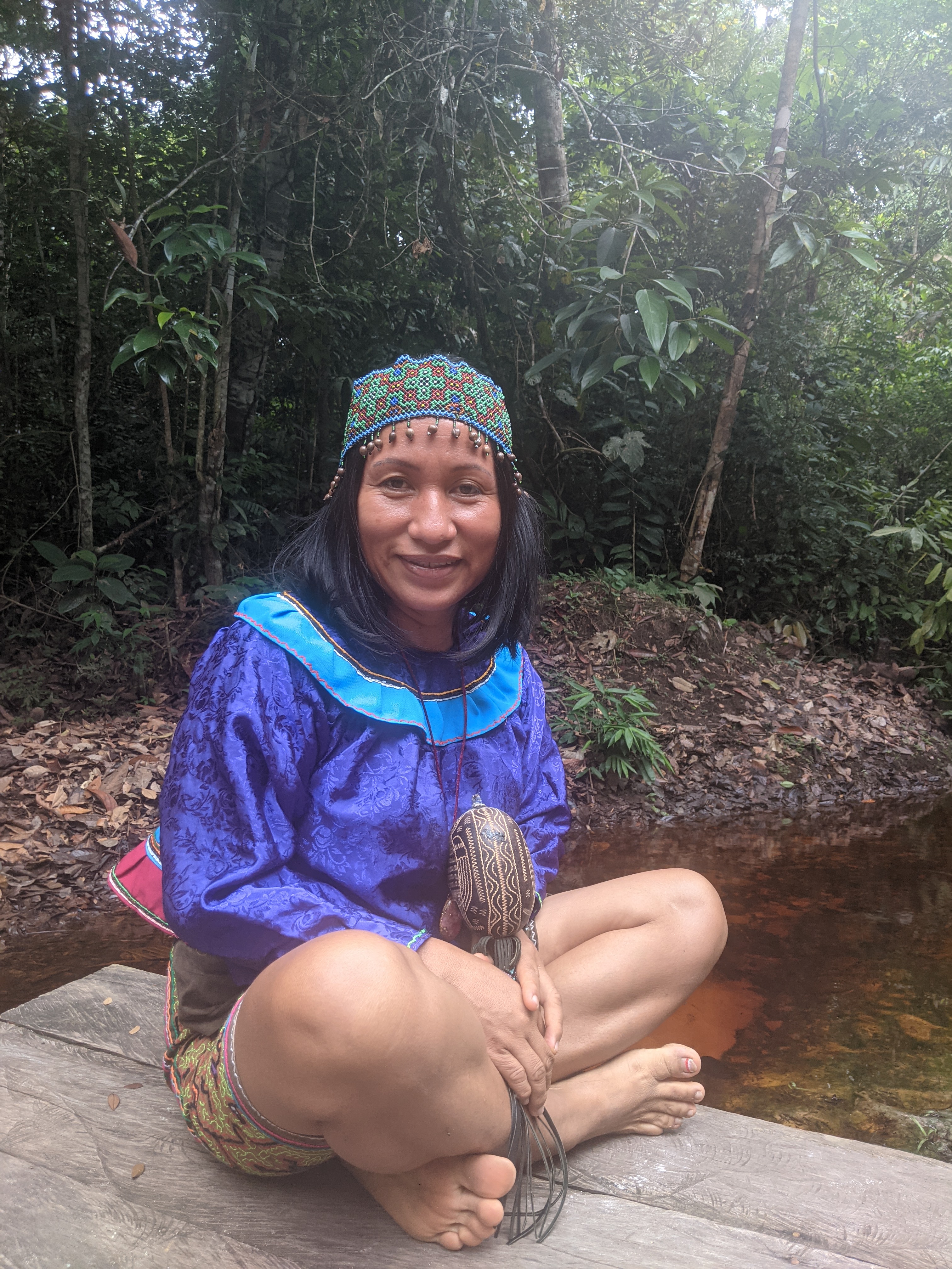 Maestra Eunice seated in the Amazonian jungle
